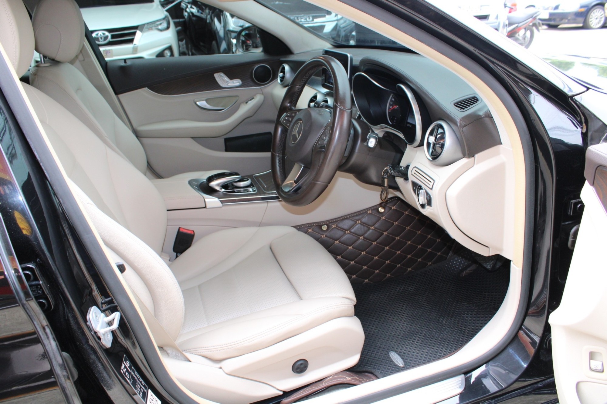 2016 Mercedes-Benz C300 2.1 W205 Blue TEC DIESEL HYBRID Exclusive AT สีดำ สุด Luxury ราคาสุดคุ้ม จากราคาป้ายแดง ราคา 2,840,000 !!!! (รูปที่ 14)