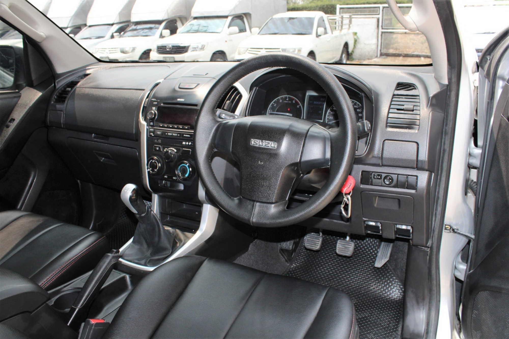 จัดได้ท่วม ออกรถไม่ต้องใช้เงินได้ครับ 2014 Isuzu D-Max Hi-Lander SPACE CAB 2.5 L M/T สีบรอนซ์เงิน เกียร์ธรรมดา ตัวสูง แคปเปิดได้ (รูปที่ 5)