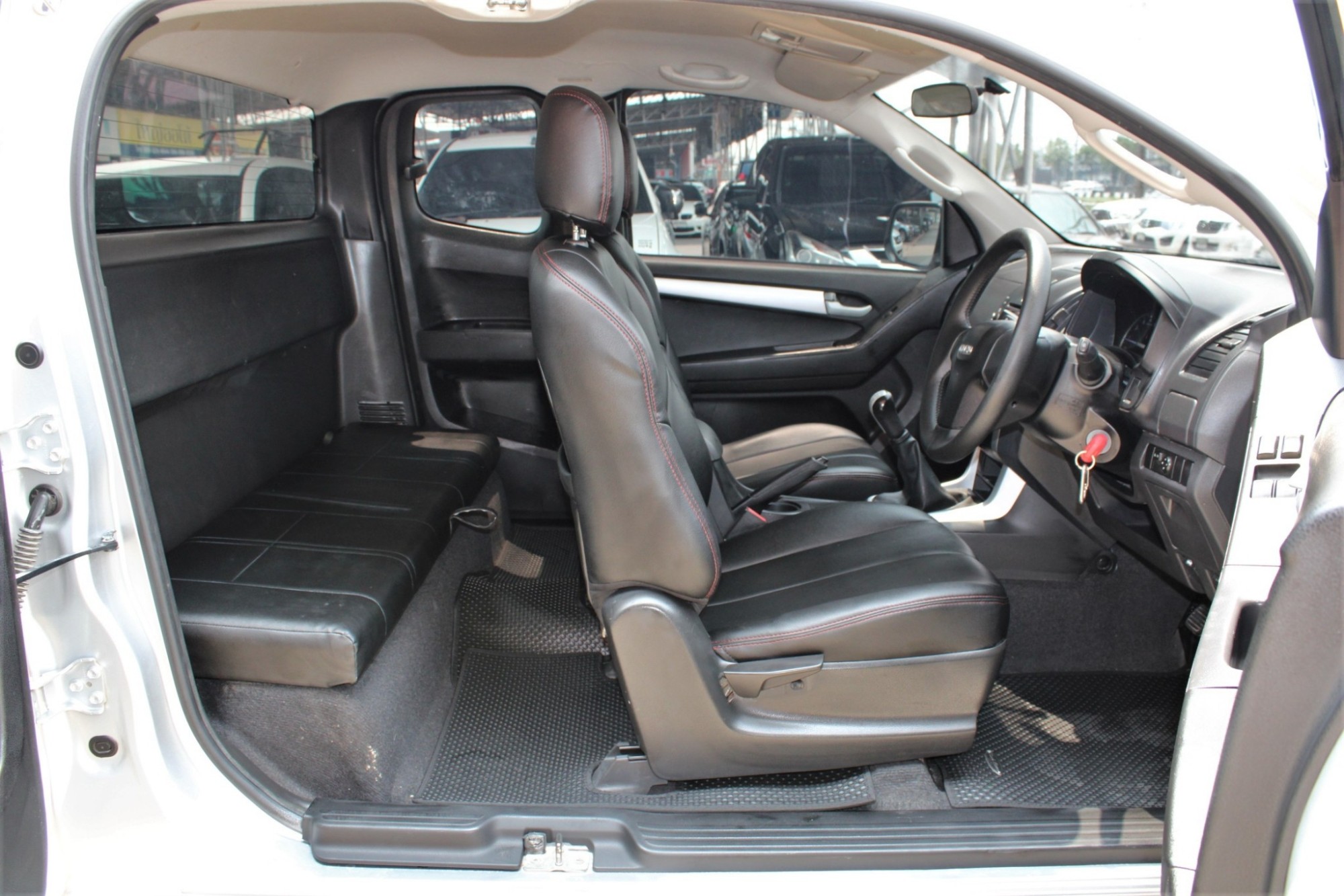 จัดได้ท่วม ออกรถไม่ต้องใช้เงินได้ครับ 2014 Isuzu D-Max Hi-Lander SPACE CAB 2.5 L M/T สีบรอนซ์เงิน เกียร์ธรรมดา ตัวสูง แคปเปิดได้ (รูปที่ 4)