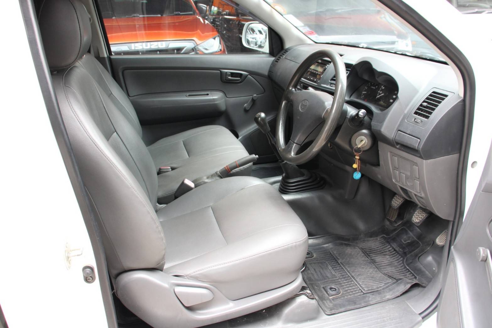 ออกรถ0บาท ตอนเดียวโฉมแชมป์พร้อมตู้ทึบ 1.80่เมตร 2012 Toyota Hilux Vigo CHAMP 2.5 J MT สีขาว กะบะตอนเดียวพร้อมทำกิน (รูปที่ 2)