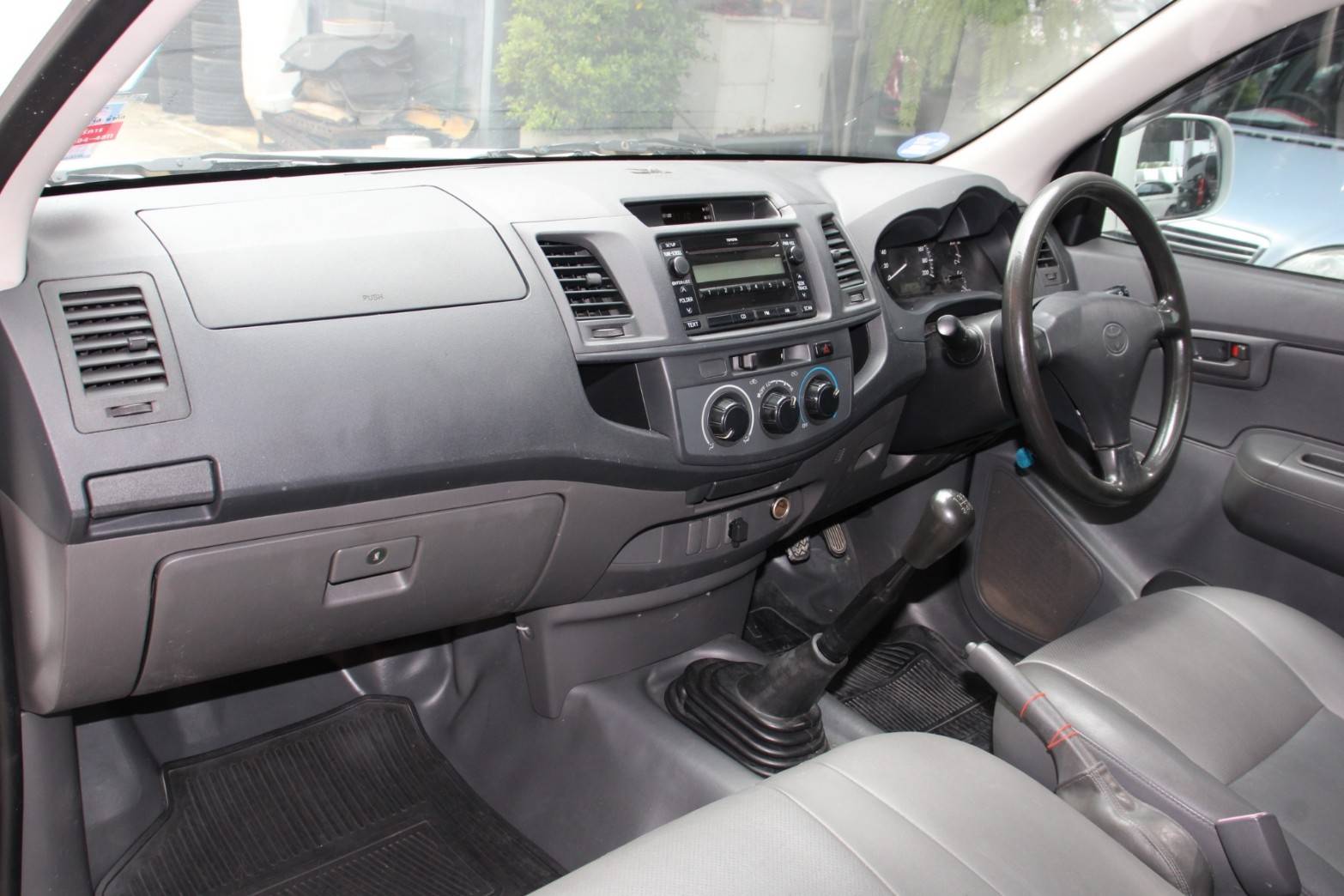 ออกรถ0บาท ตอนเดียวโฉมแชมป์พร้อมตู้ทึบ 1.80่เมตร 2012 Toyota Hilux Vigo CHAMP 2.5 J MT สีขาว กะบะตอนเดียวพร้อมทำกิน (รูปที่ 4)