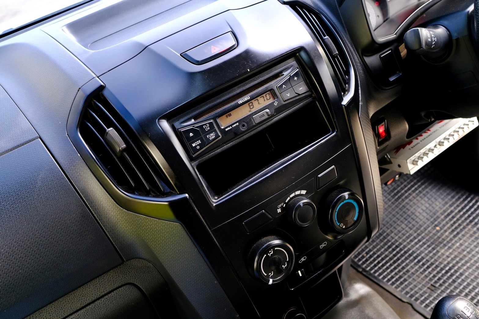 🔥รุ่นรถ : Isuzu Dmax 1.9 Spark (ตอนเดียว) เครื่องยนต์: ดีเซล เกียร์:MT ปี: 2018 สี:เทา ไมล์: 18x,xxx กม. (รูปที่ 5)