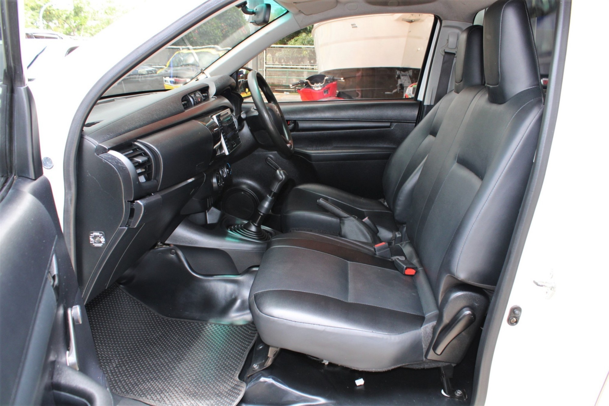 หลังคานั่งสองแถวของใหม่ เหมาะเอาไปรับส่งคนงาน 2016 Toyota Hilux Revo 2.4 J M/T สีขาว เกียร์ธรรมดา (รูปที่ 6)