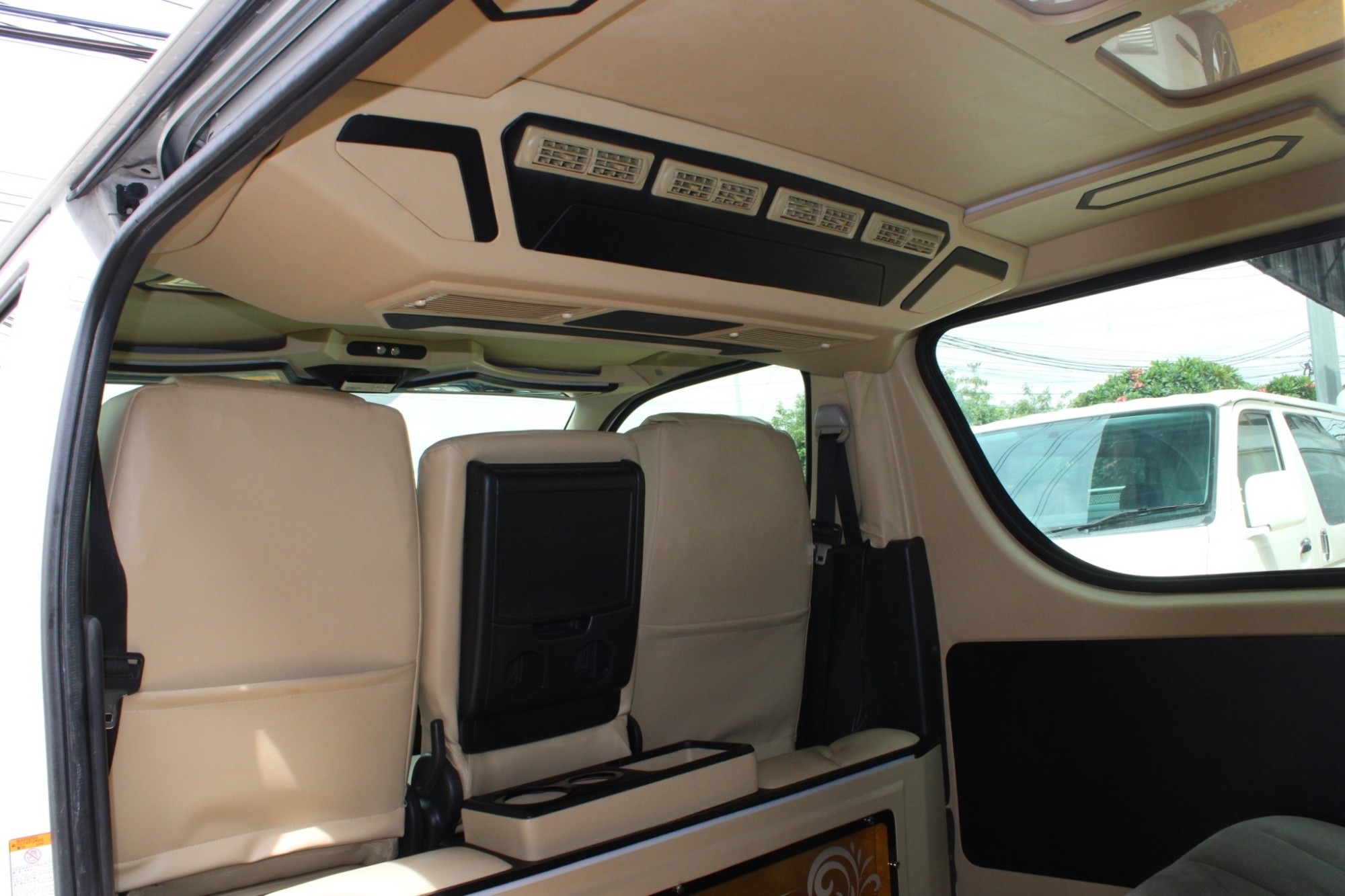 โม่งน้อย แต่ง VIP 2018 Toyota Hiace 3.0 GL D4D MT (รูปที่ 10)