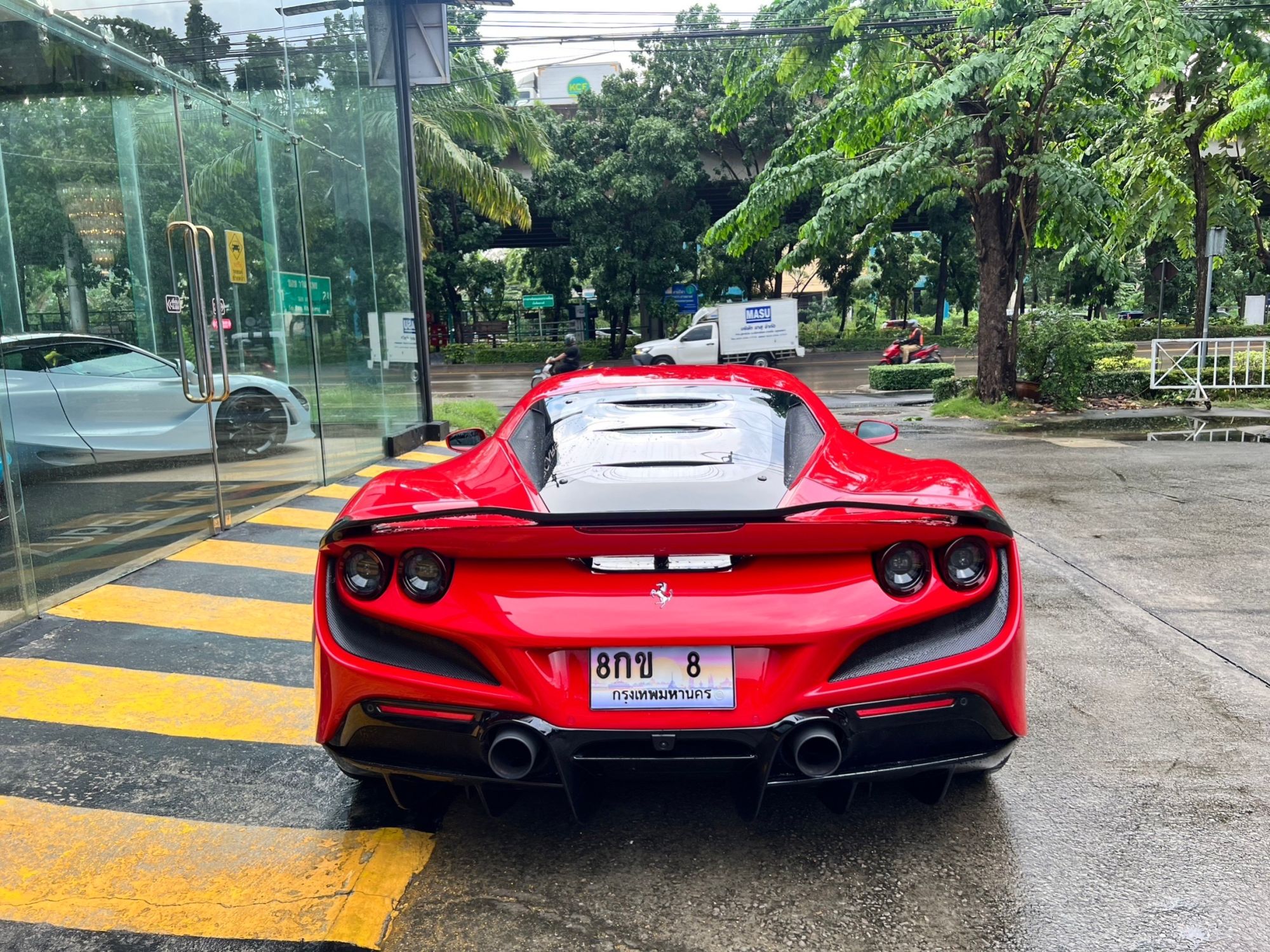 2021 Ferrari F8 Tributo สีแดง (รูปที่ 14)