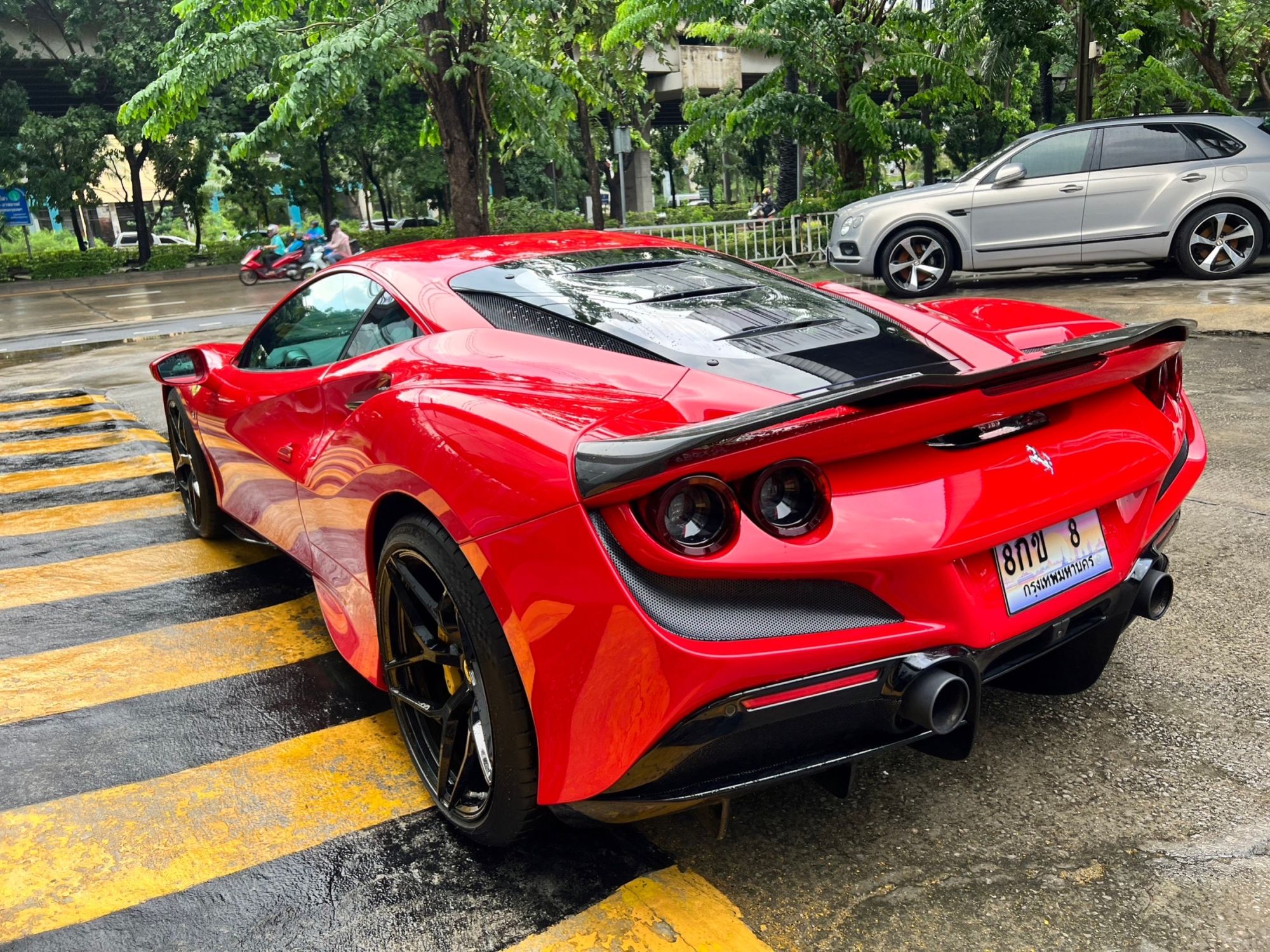 2021 Ferrari F8 Tributo สีแดง (รูปที่ 15)
