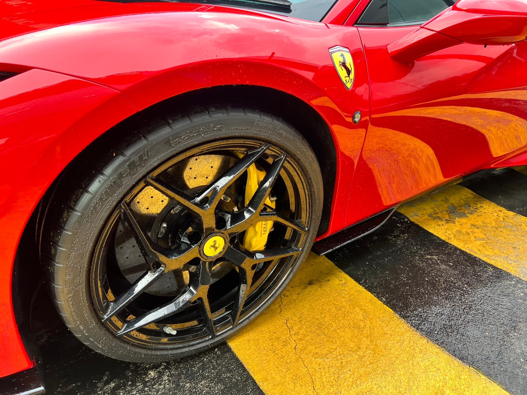 2021 Ferrari F8 Tributo สีแดง (รูปที่ 13)