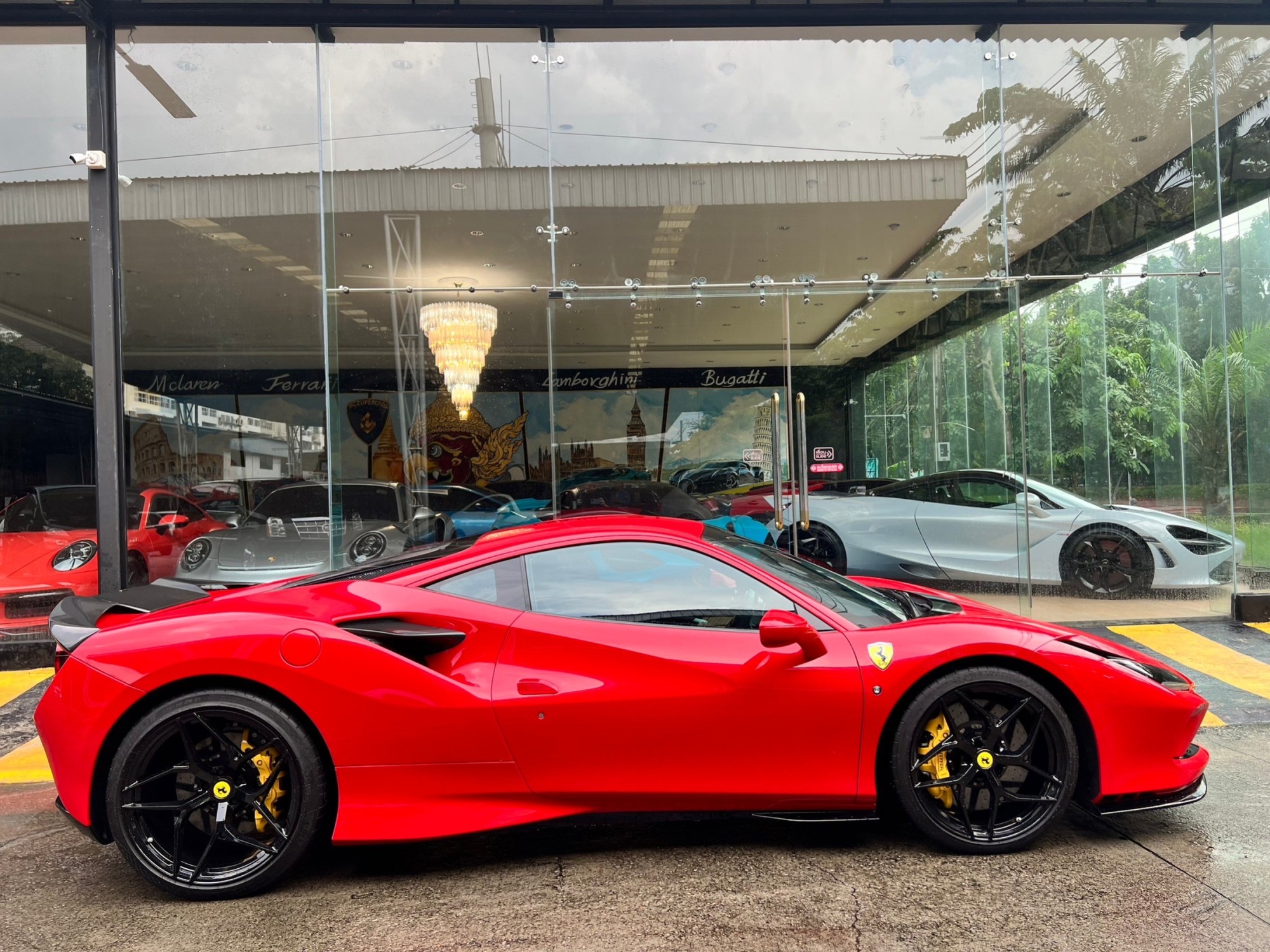 2021 Ferrari F8 Tributo สีแดง (รูปที่ 11)