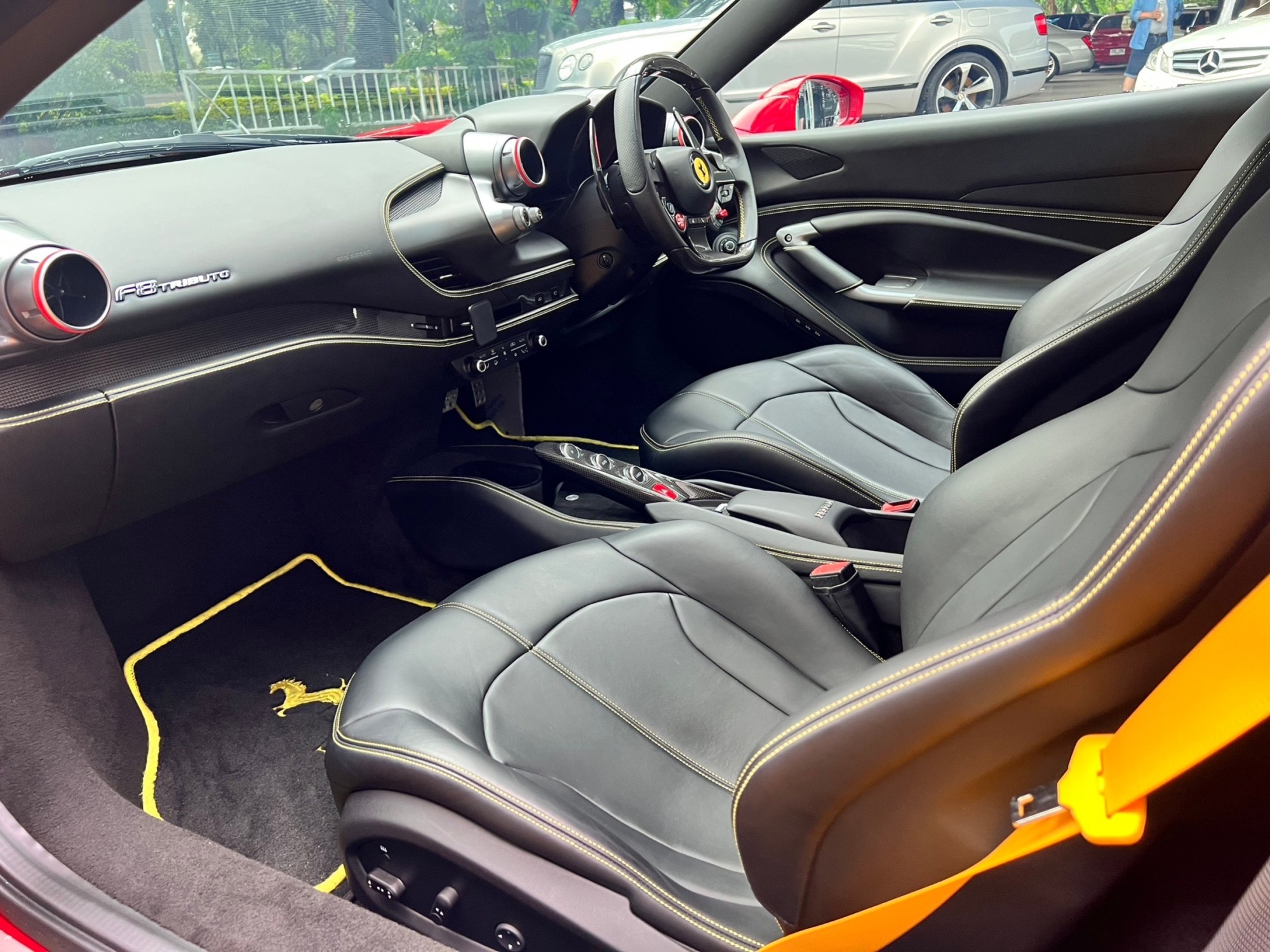 2021 Ferrari F8 Tributo สีแดง (รูปที่ 9)