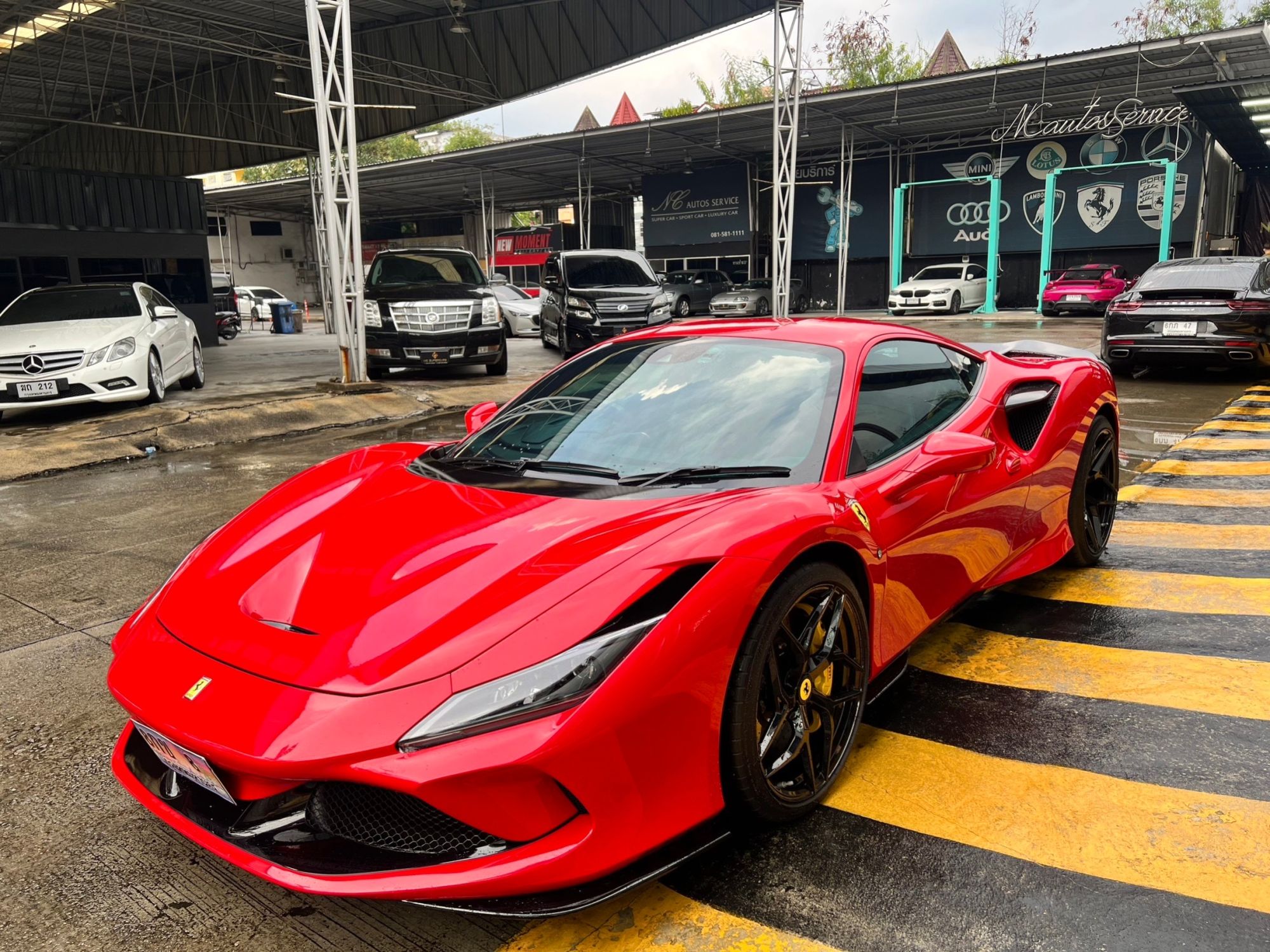2021 Ferrari F8 Tributo สีแดง (รูปที่ 2)
