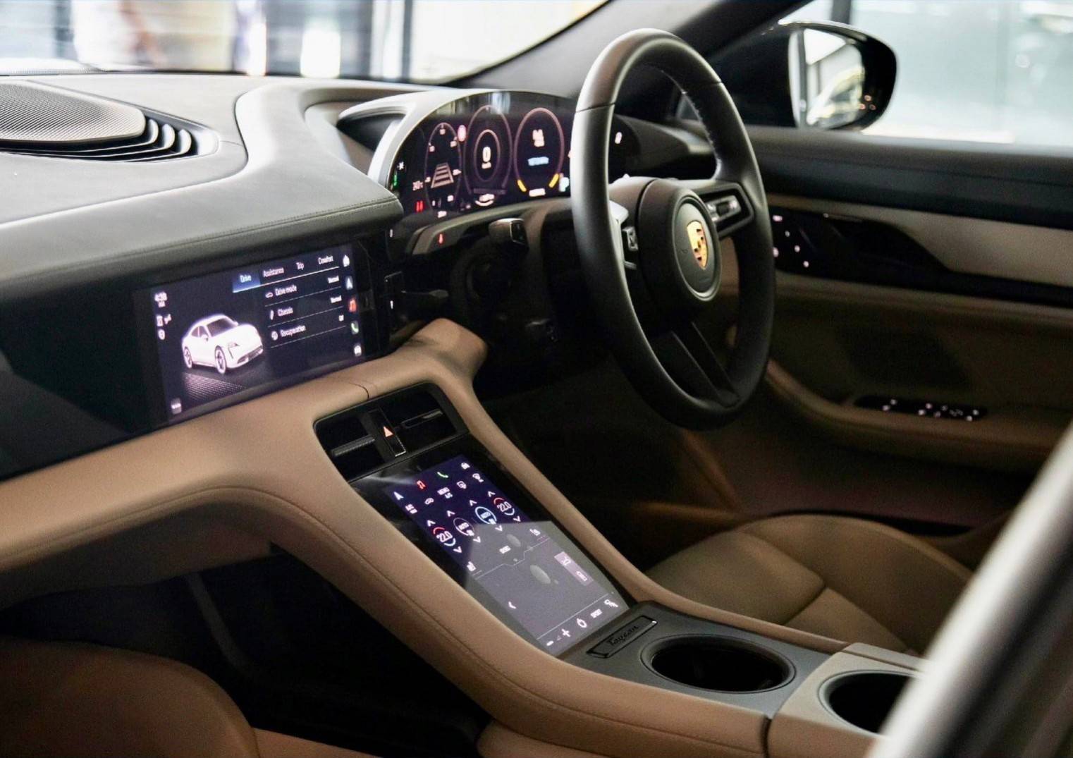 2022 Porsche Taycan สีดำ (รูปที่ 4)