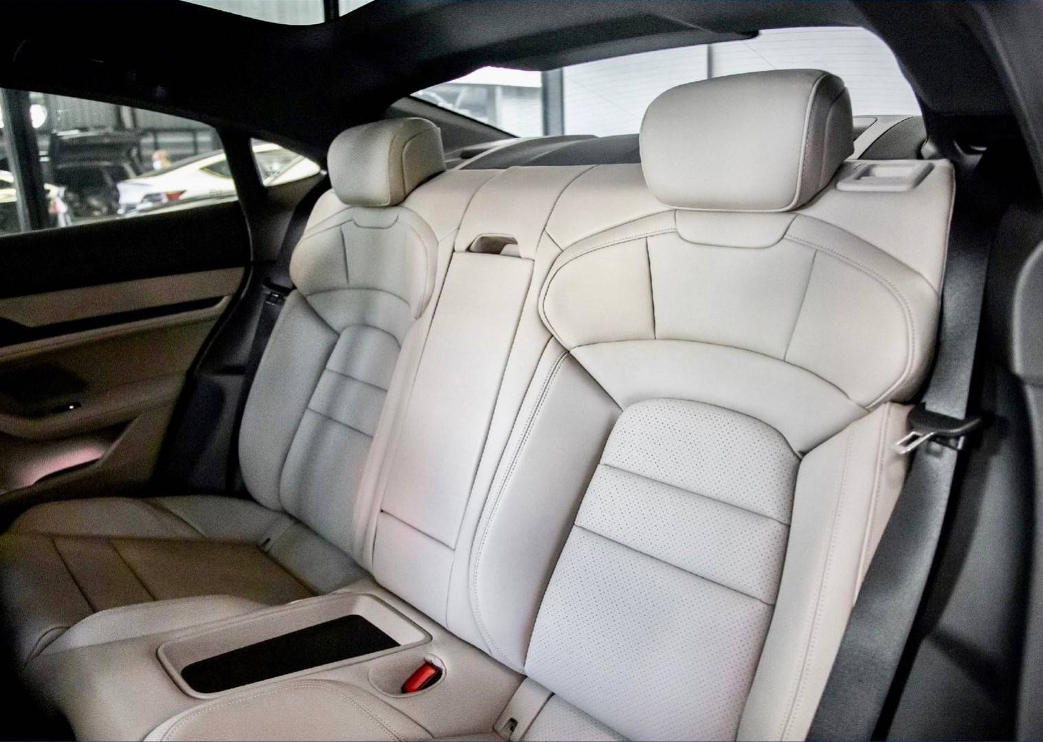 2022 Porsche Taycan สีดำ (รูปที่ 6)
