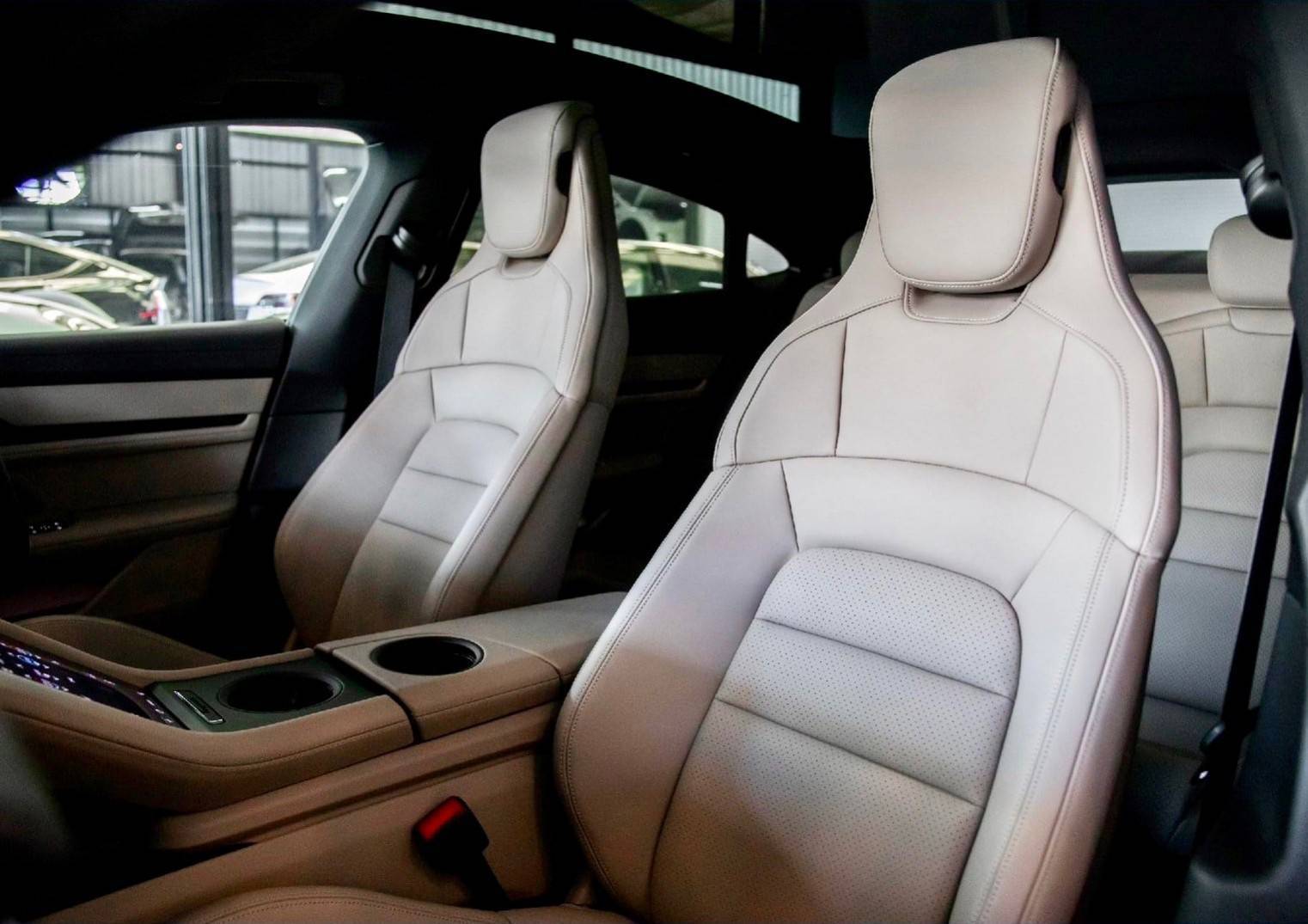 2022 Porsche Taycan สีดำ (รูปที่ 5)