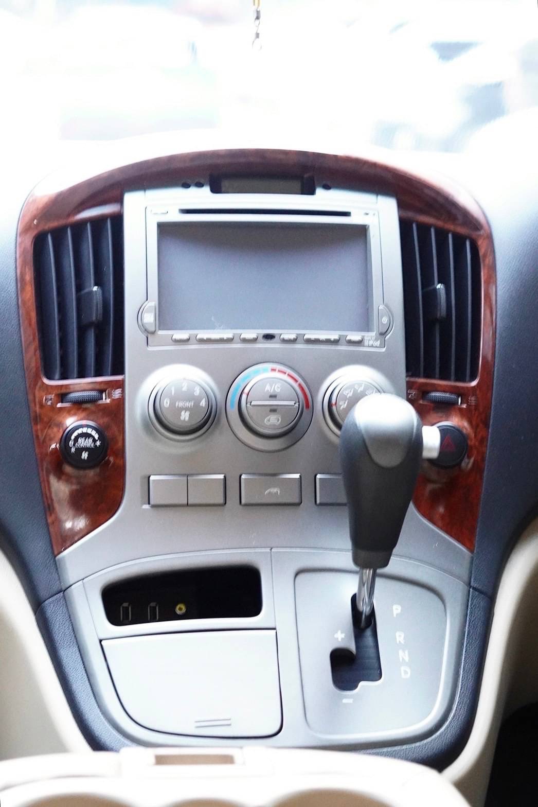 2011 Hyundai H-1 สีดำ (รูปที่ 12)