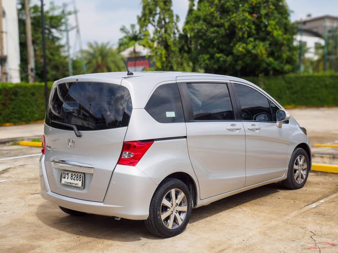 2010 Honda Freed สีเงิน (รูปที่ 7)