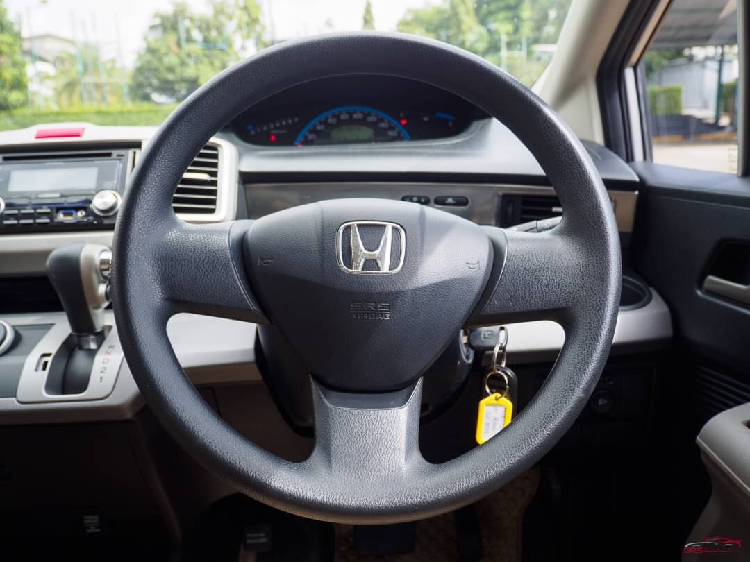 2010 Honda Freed สีเงิน (รูปที่ 10)