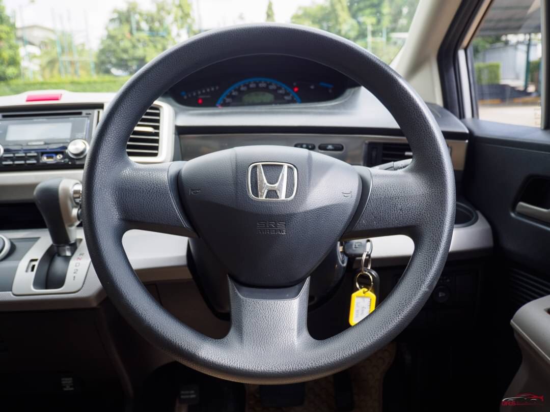 2010 Honda Freed สีเงิน