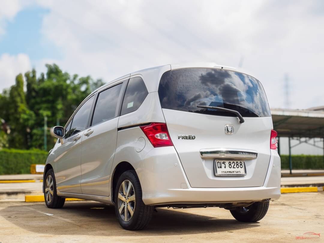 2010 Honda Freed สีเงิน (รูปที่ 19)
