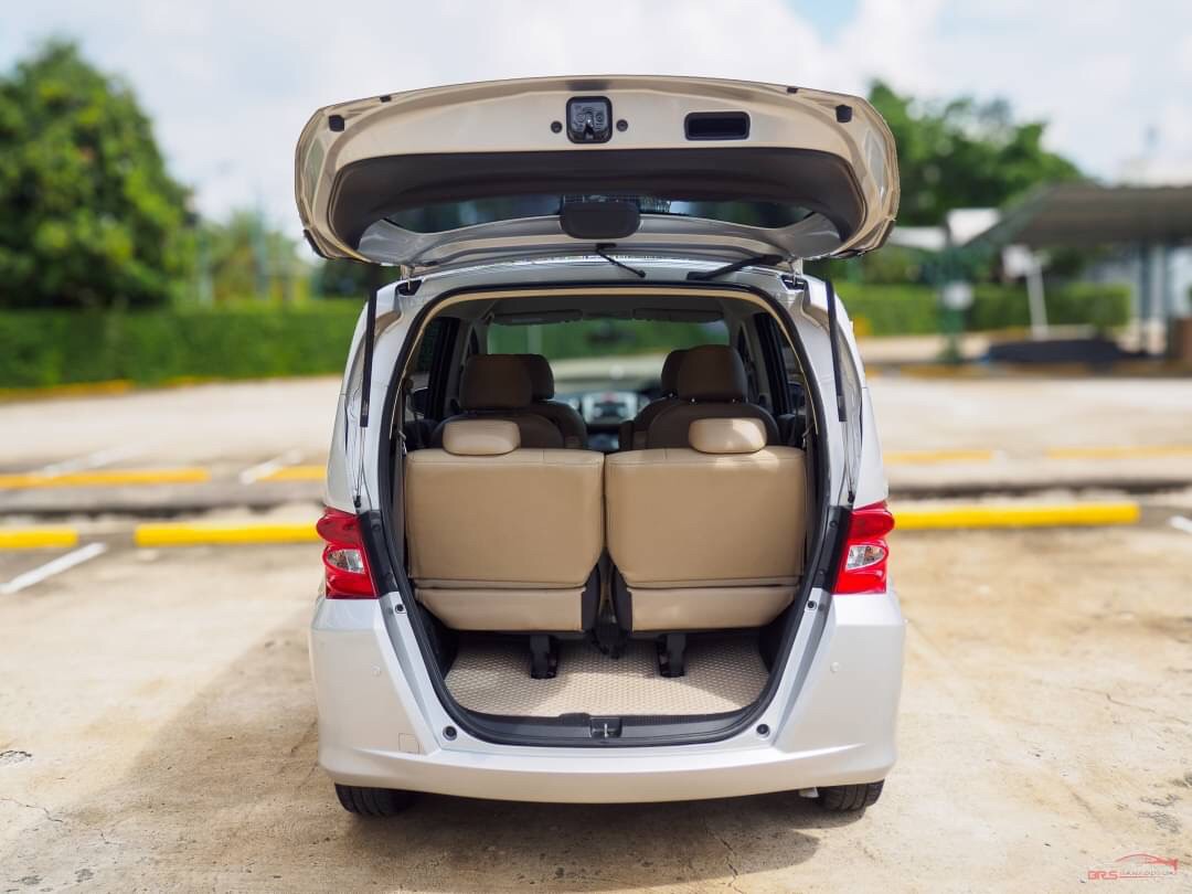 2010 Honda Freed สีเงิน (รูปที่ 14)