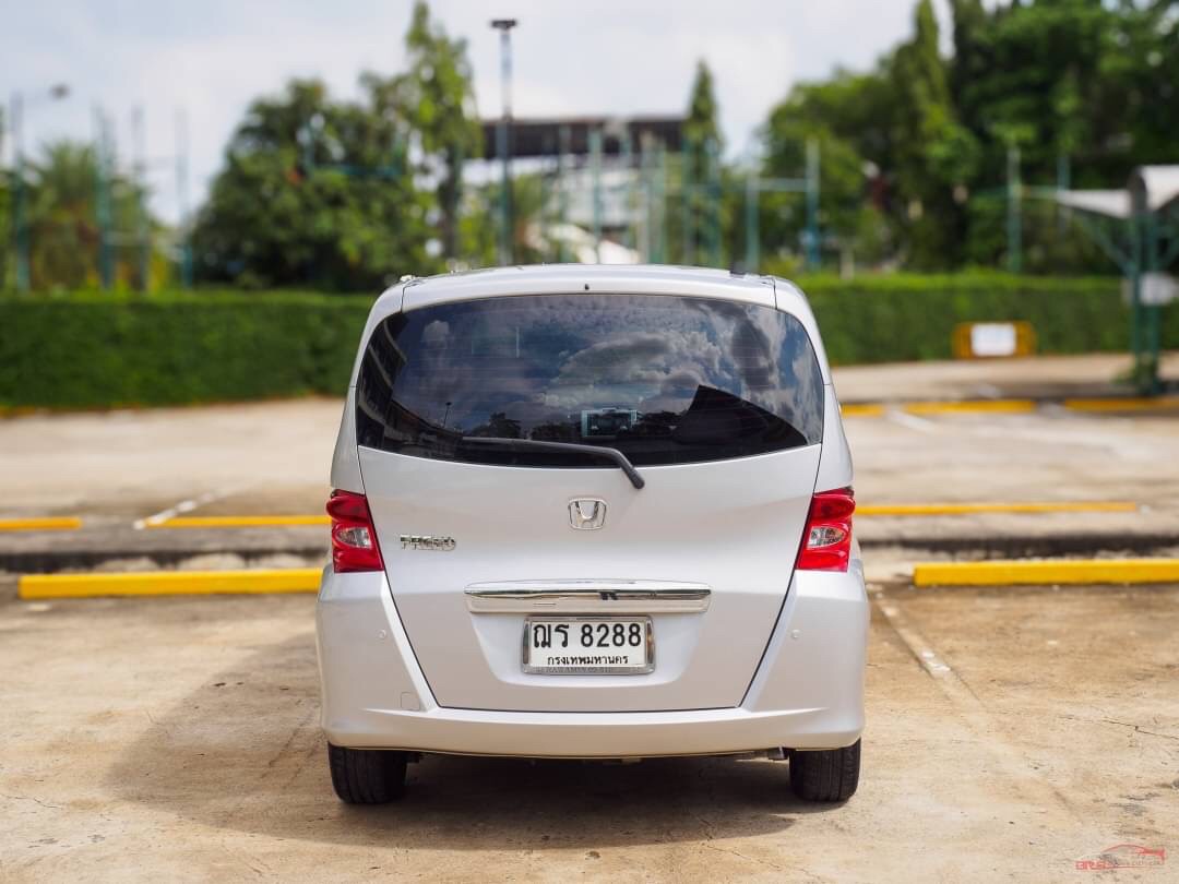 2010 Honda Freed สีเงิน (รูปที่ 5)