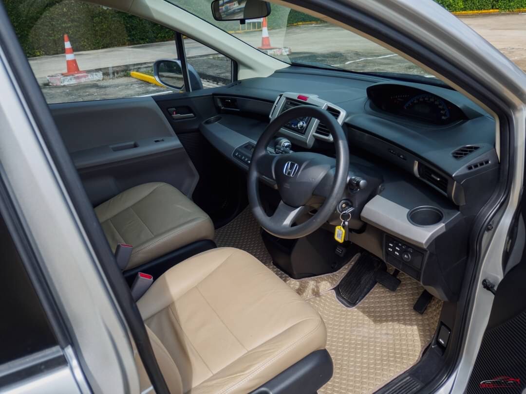 2010 Honda Freed สีเงิน (รูปที่ 13)