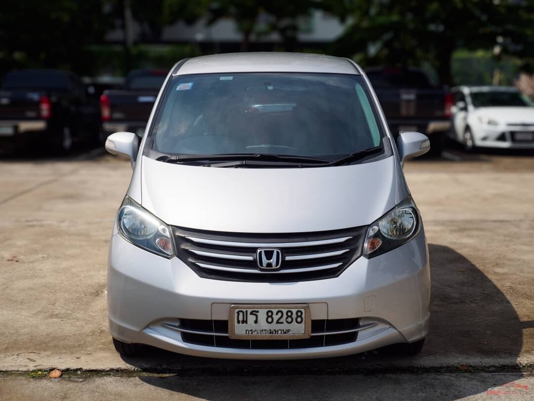 2010 Honda Freed สีเงิน (รูปที่ 3)