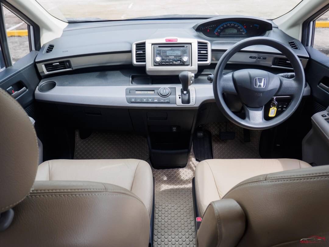 2010 Honda Freed สีเงิน (รูปที่ 6)