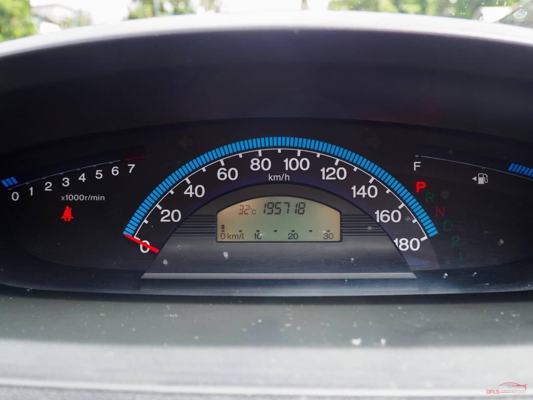 2010 Honda Freed สีเงิน (รูปที่ 8)