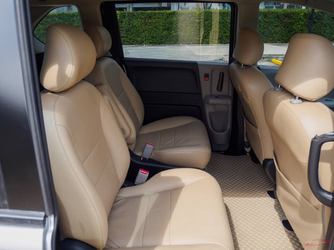 2010 Honda Freed สีเงิน (รูปที่ 9)