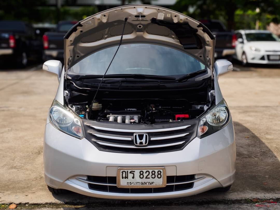 2010 Honda Freed สีเงิน (รูปที่ 18)