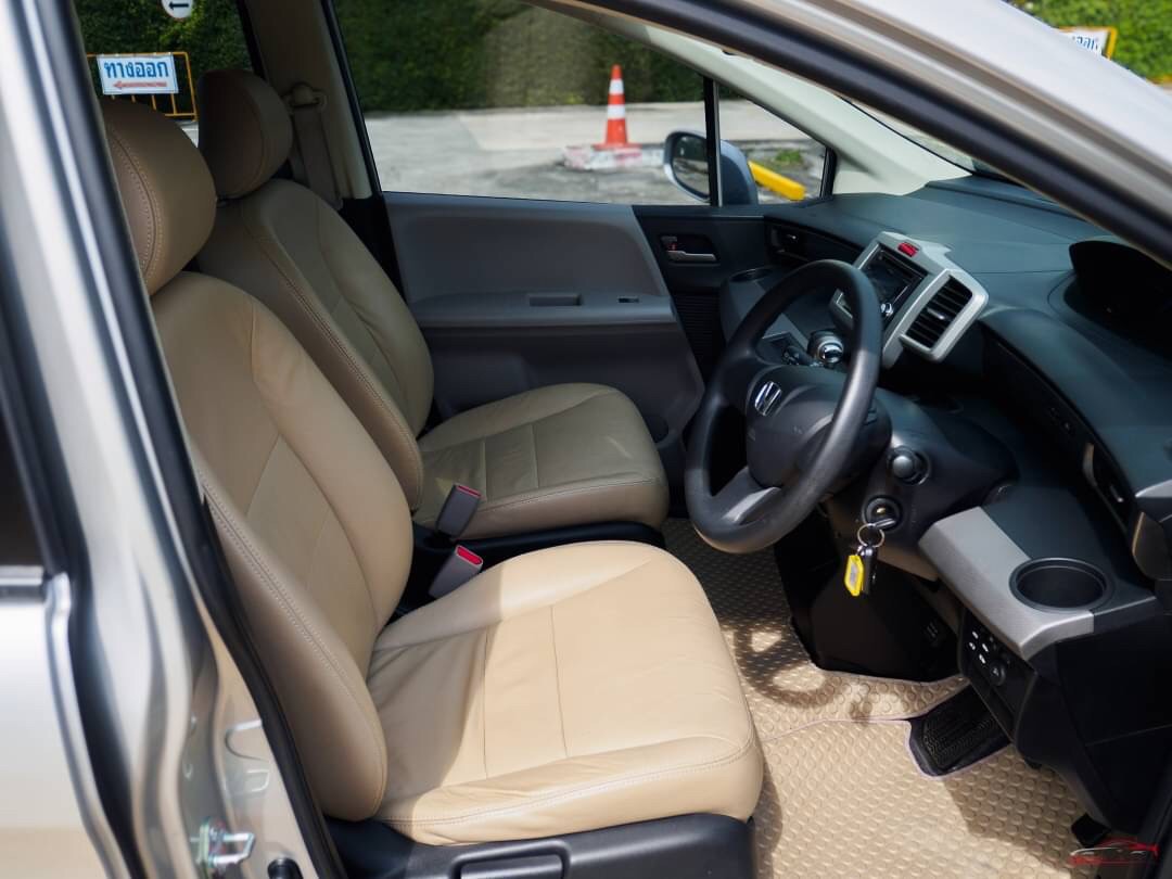 2010 Honda Freed สีเงิน (รูปที่ 15)