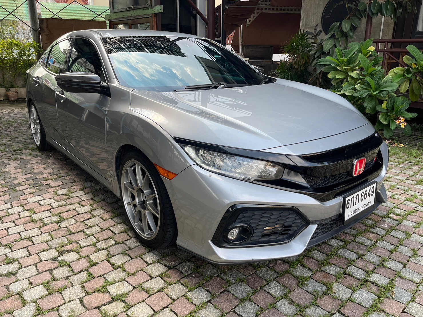 2017 Honda Civic Hatchback สีเงิน (รูปที่ 24)