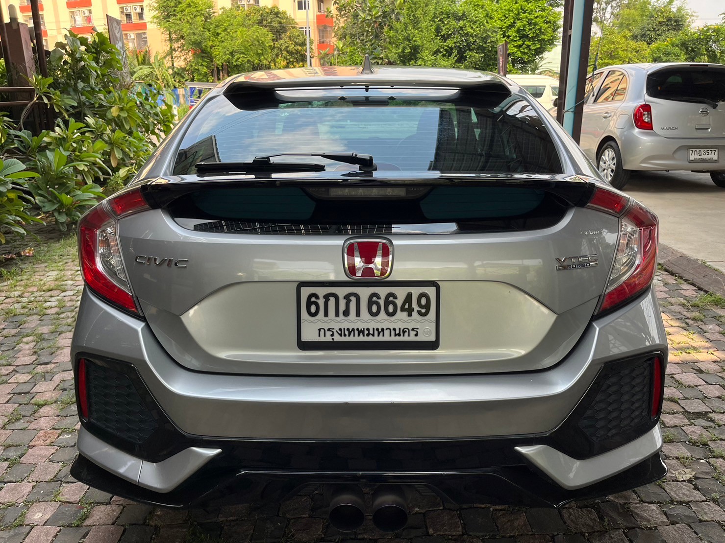 2017 Honda Civic Hatchback สีเงิน (รูปที่ 2)