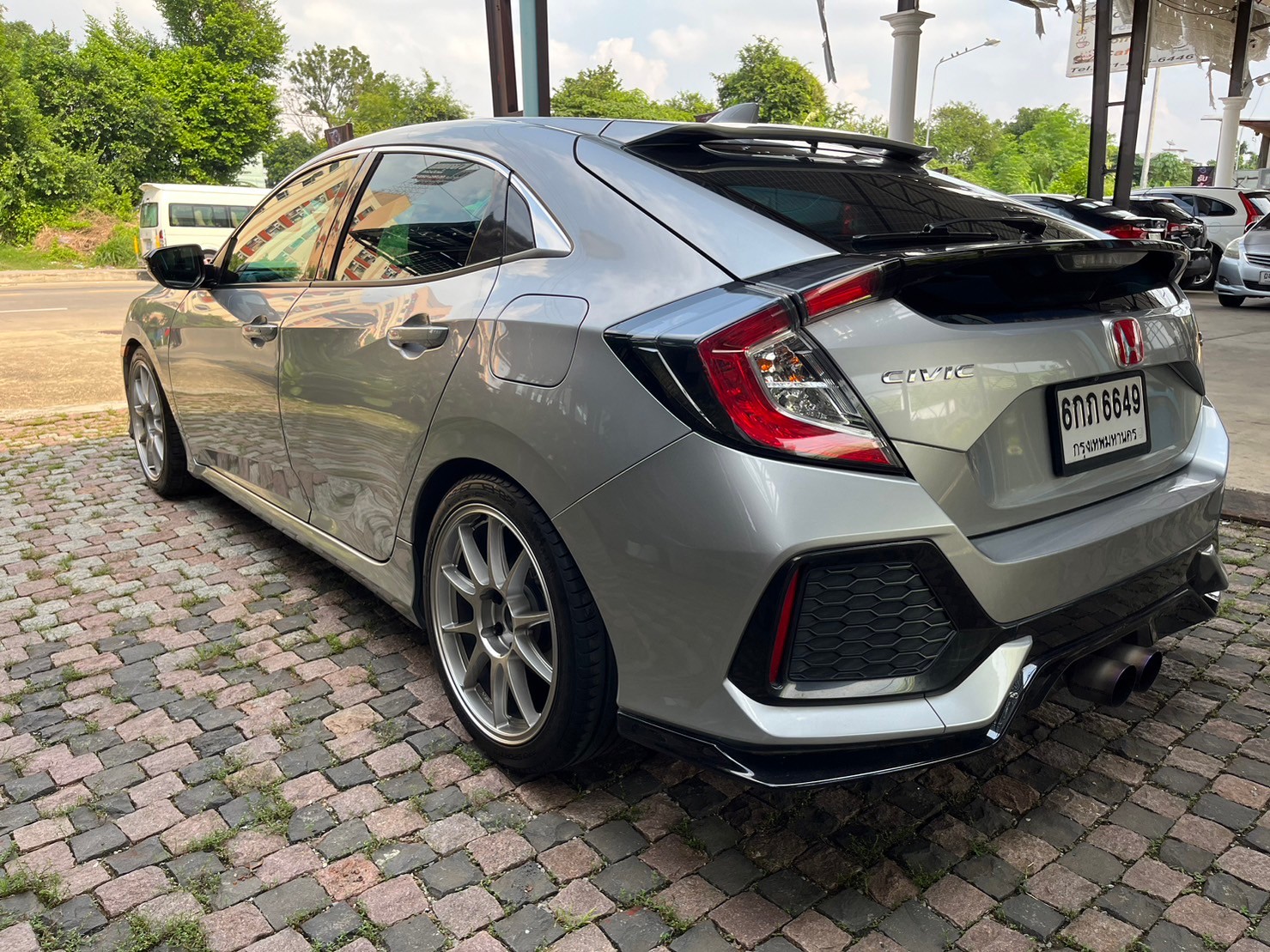 2017 Honda Civic Hatchback สีเงิน (รูปที่ 23)