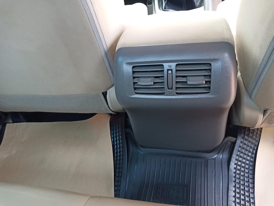 Nissan Navara King Cab ปี 2018 สีดำ (รูปที่ 9)