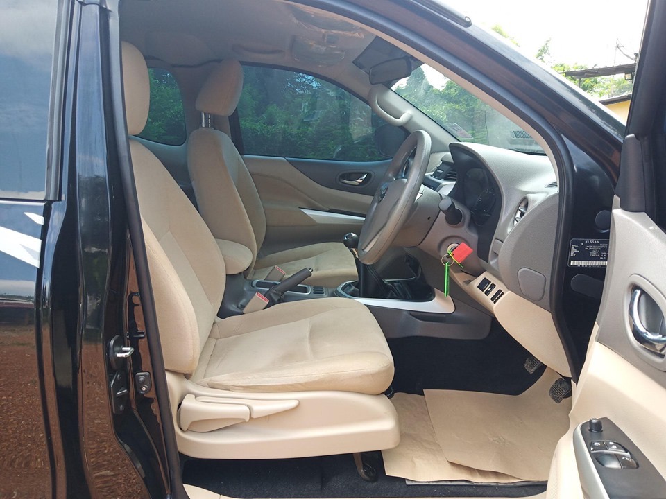 Nissan Navara King Cab ปี 2018 สีดำ (รูปที่ 8)