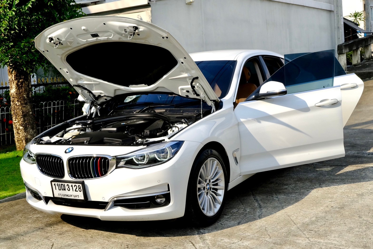 BMW 320d GT Luxury เครื่องยนต์: ดีเซล เกียร์:AT ปี: 2020 สี: ขาว ไมล์ : 11x,xxx กม. auto #F34