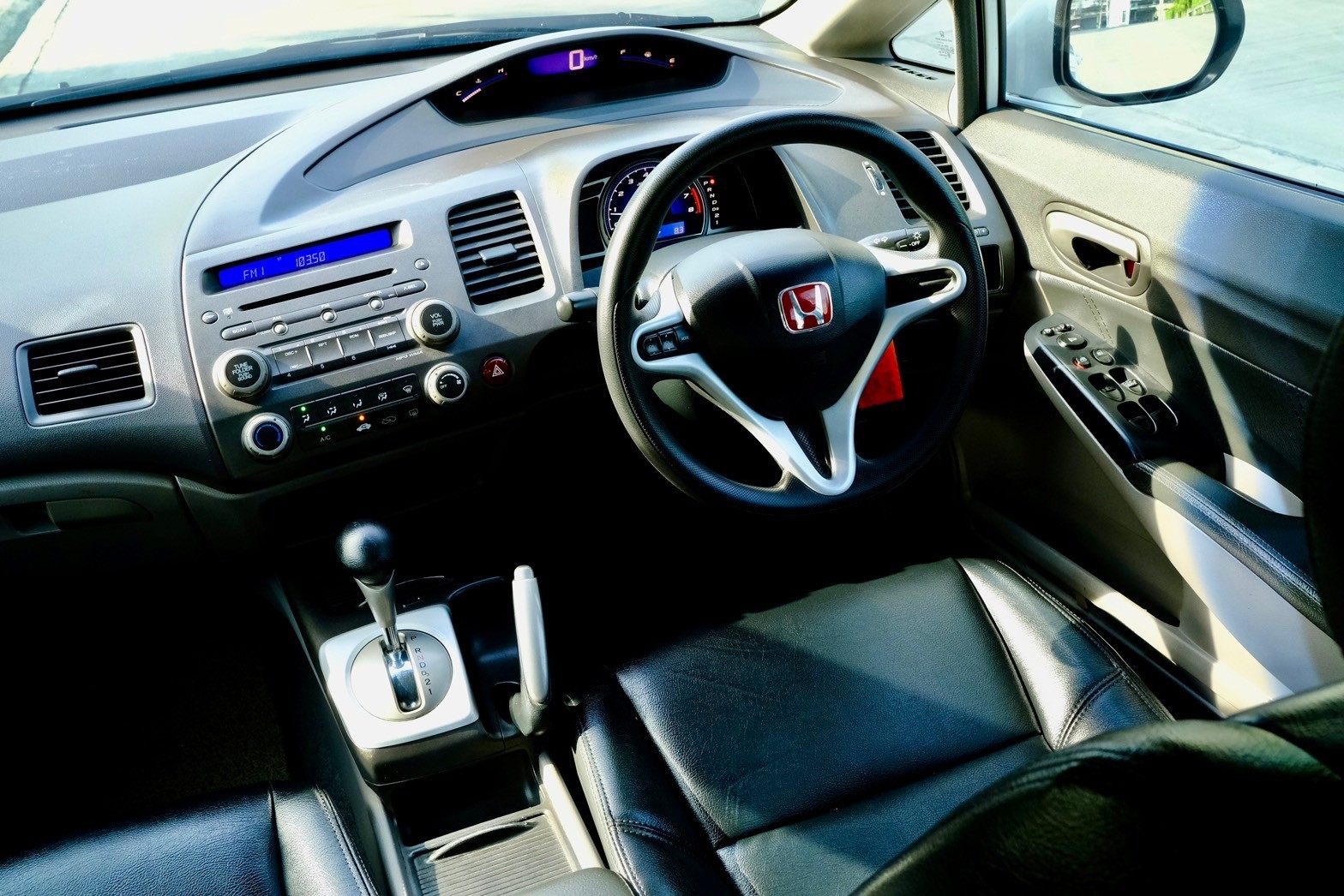 Honda Civic 1.8s (as) เครื่องยนต์: เบนซิน เกียร์:AT ปี:2011 สี: ขาว ไมล์ : 97,xxx กม. ฟรีดาวน์