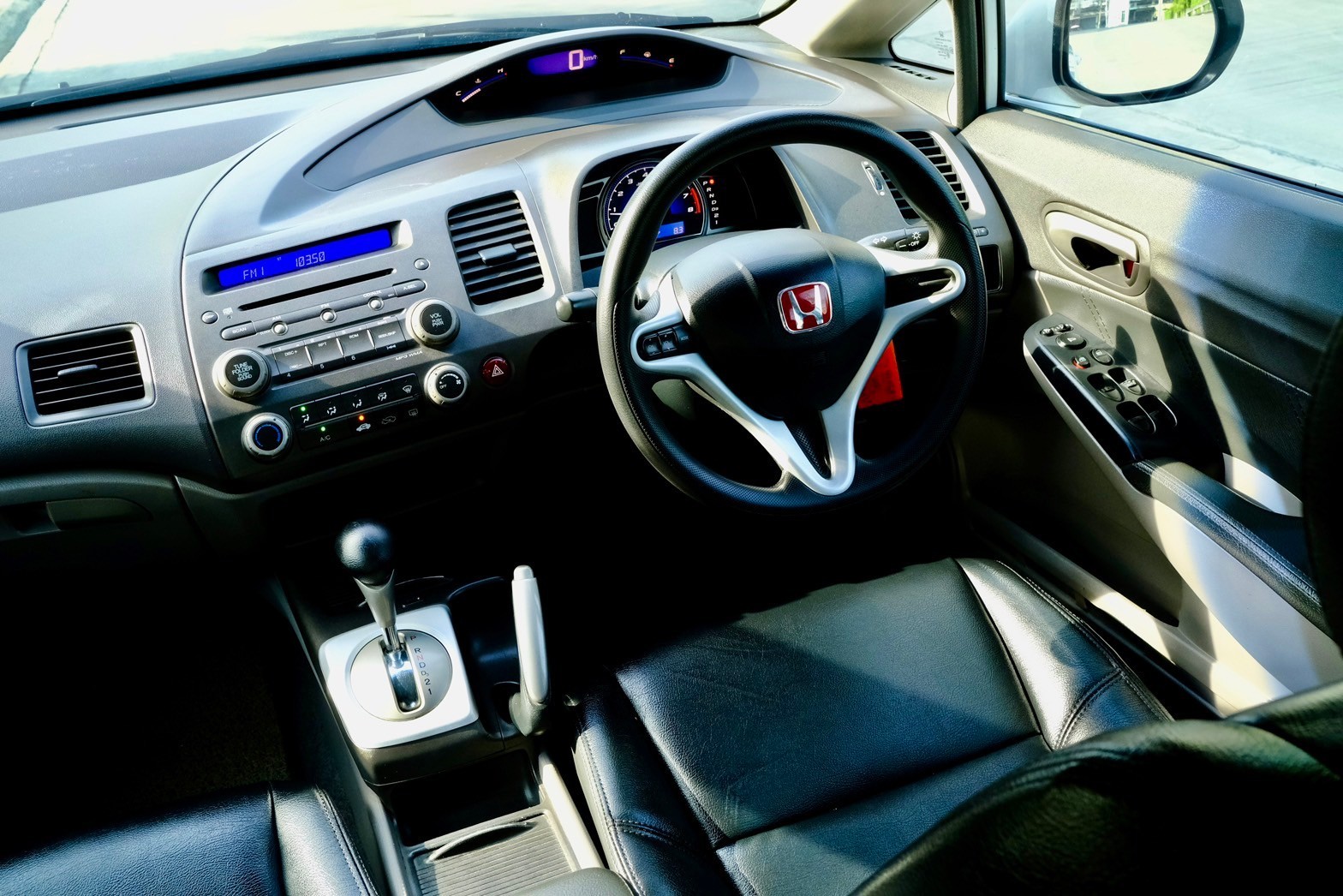 Honda Civic 1.8s (as) เครื่องยนต์: เบนซิน เกียร์:AT ปี:2011 สี: ขาว ไมล์ : 97,xxx กม. ฟรีดาวน์ (รูปที่ 7)