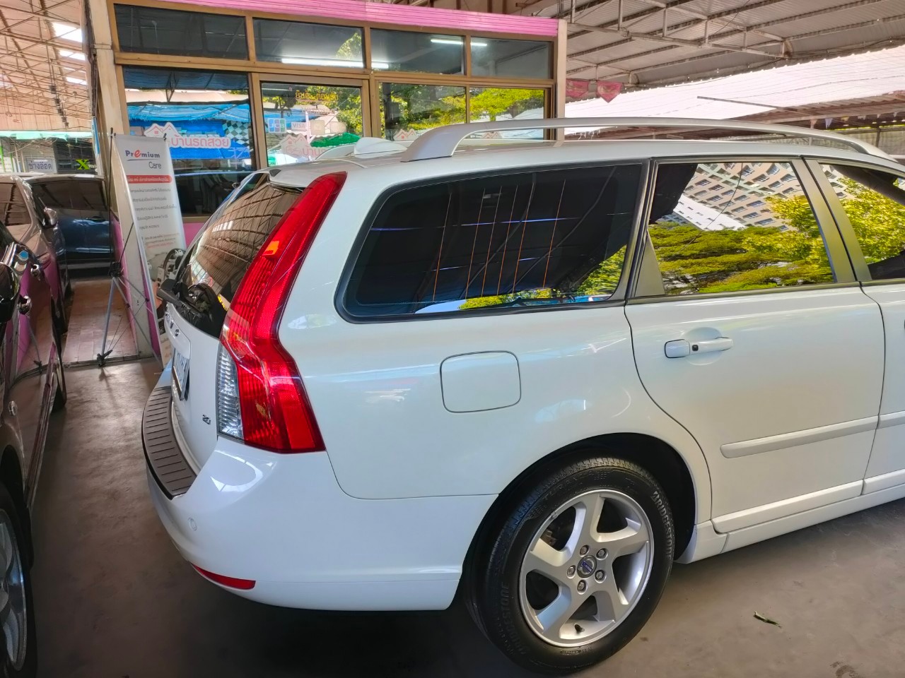 2013 Volvo V50 สีขาว