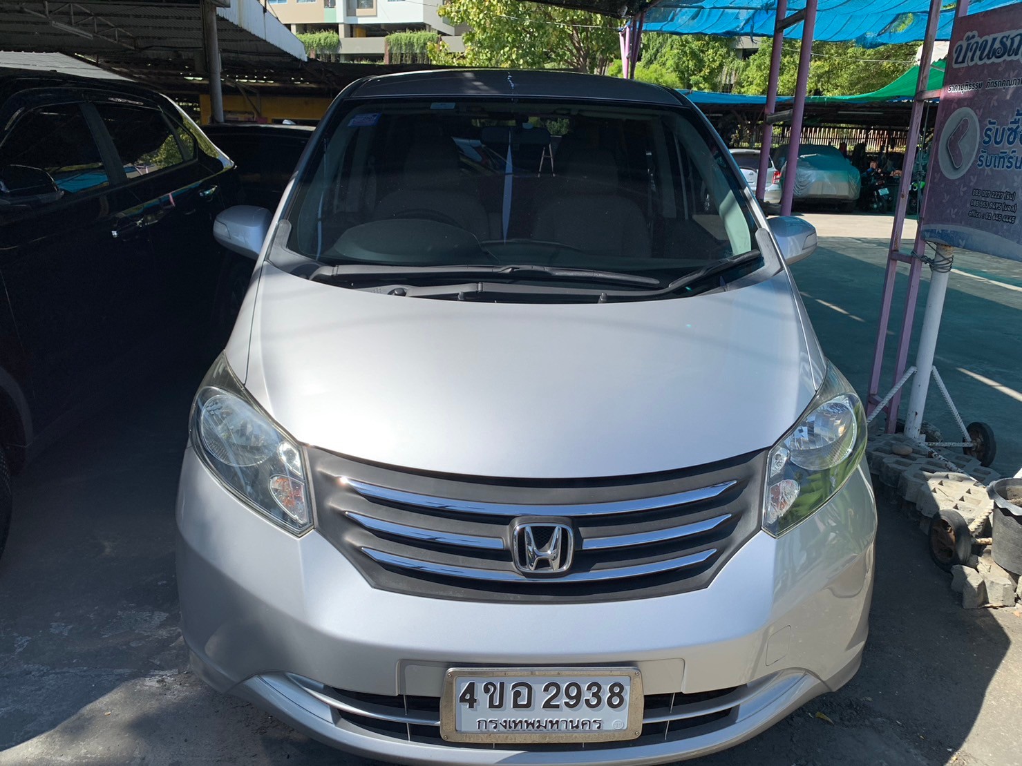 2010 Honda Freed สีเงิน (รูปที่ 3)