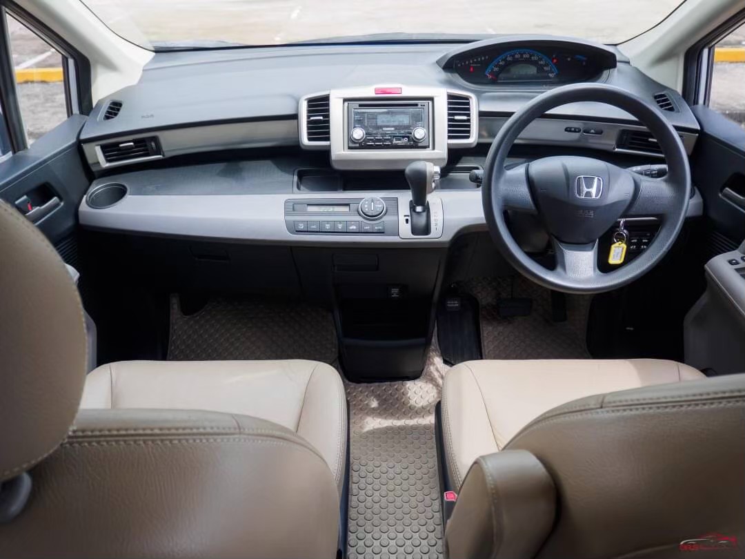 2010 Honda Freed สีเงิน (รูปที่ 8)