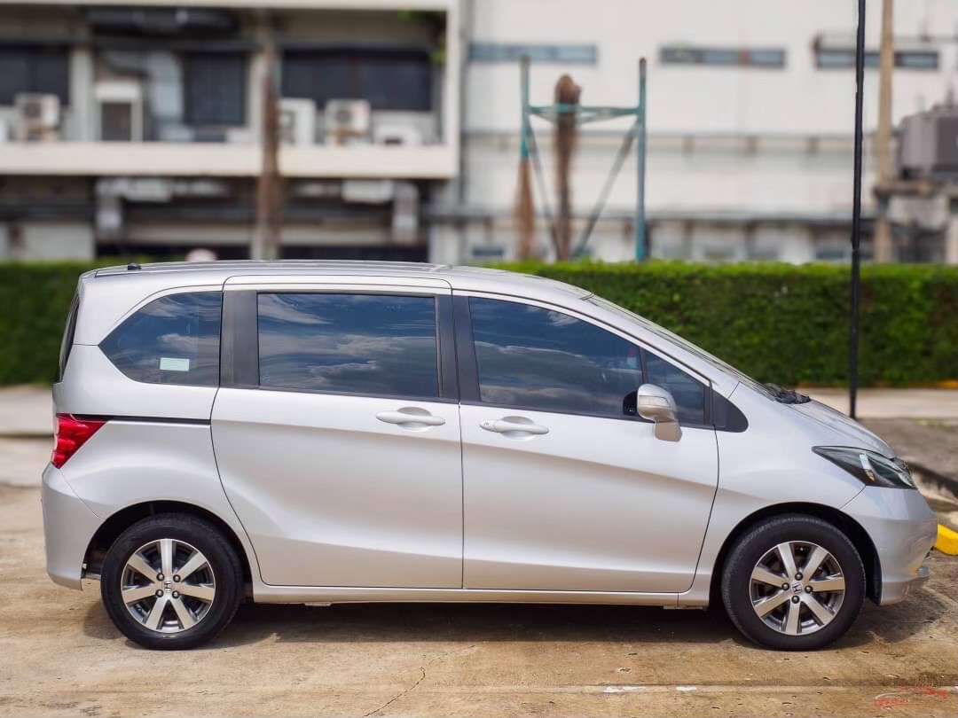 2010 Honda Freed สีเงิน (รูปที่ 10)