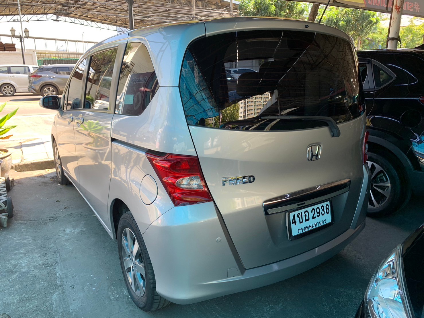 2010 Honda Freed สีเงิน (รูปที่ 2)