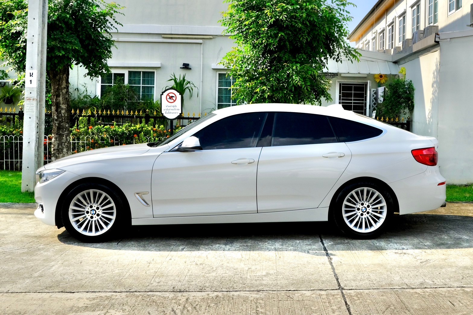 BMW 320d GT Luxury เครื่องยนต์: ดีเซล เกียร์:AT ปี: 2020 สี: ขาว F34 (รูปที่ 3)