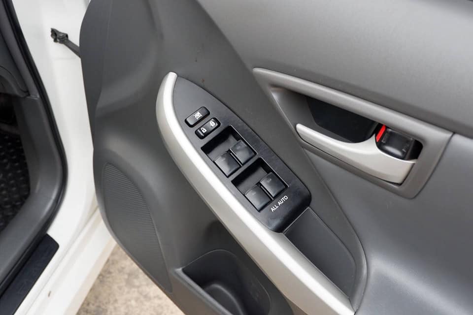 Toyota Prius ปี 2012 สีขาว (รูปที่ 15)