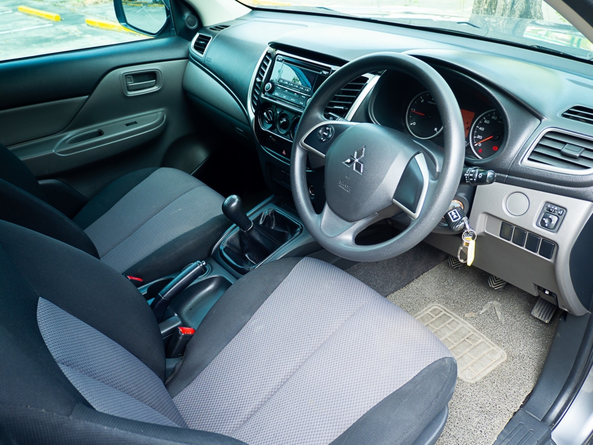 2018 Mitsubishi Triton Mega cab สีเทา (รูปที่ 10)