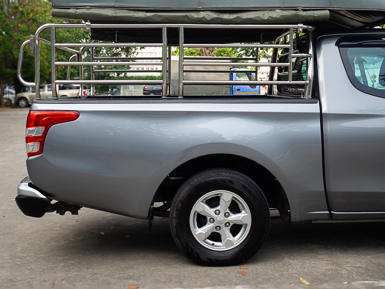 2018 Mitsubishi Triton Mega cab สีเทา (รูปที่ 5)