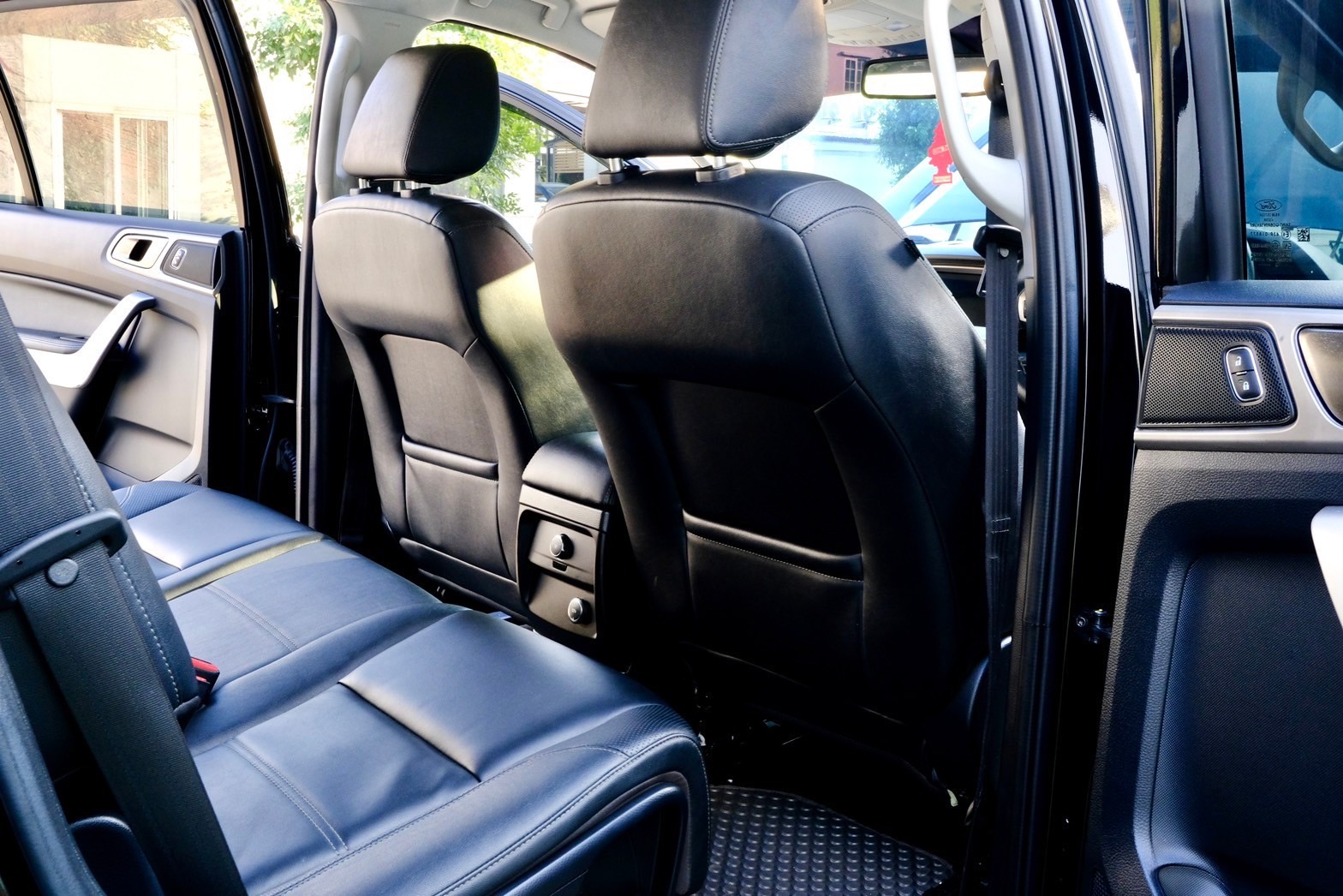 Ford everest Titanium 2.0 Turbo 2WD ปี 2018 ออโต้ ดีเ สีดำ ฟรีดาวน์ (รูปที่ 8)