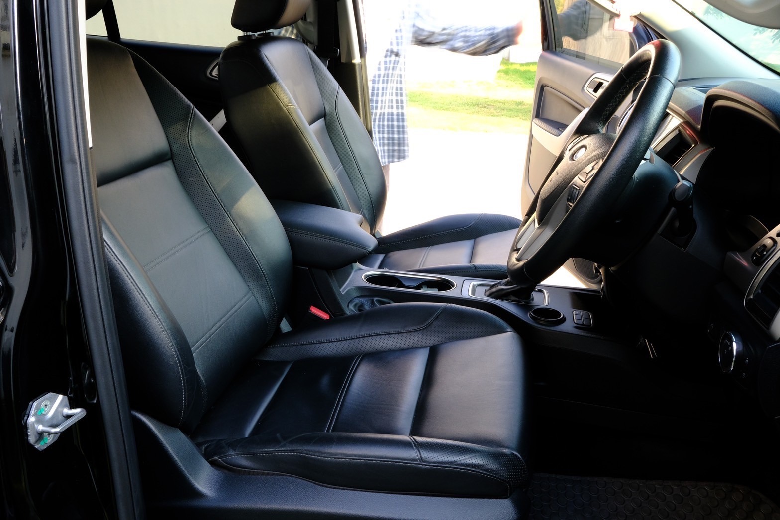 Ford everest Titanium 2.0 Turbo 2WD ปี 2018 ออโต้ ดีเ สีดำ ฟรีดาวน์ (รูปที่ 6)